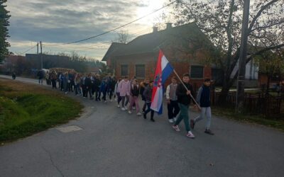 Učenici i djelatnici naše škole odali počast civilnim žrtvama Domovinskog rata u Baćinu