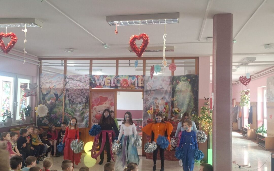 Ribica duginih boja razveselila naše učenike